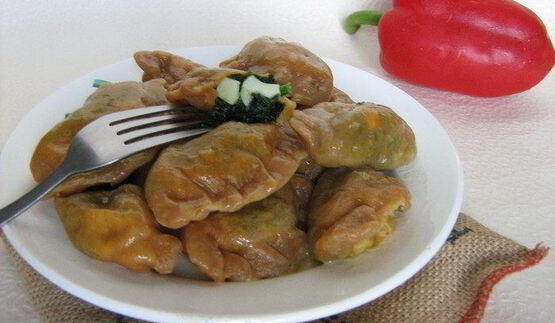 красные вареники со шпинатом и яйцом