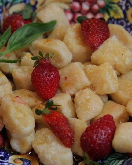 Рецепт ленивых вареников с клубникого и базиликома