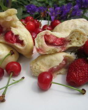 Паровые вареники с вишней и клубникой