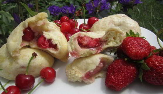 паровые вареники с вишней и клубникой