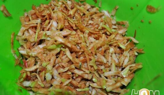 вареники с черной смородиной и яблоками