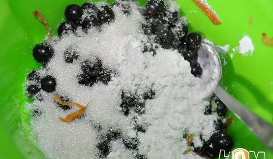 вареники с черной смородиной и яблоками