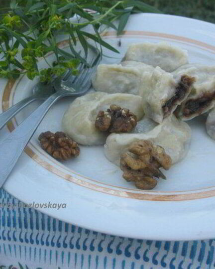 Рецепт вареников с черносливом, грецкими орехами и медом