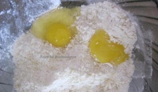 вареники с черносливом, грецкими орехами и медом