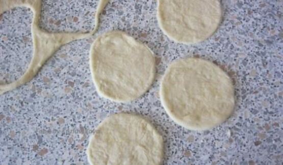 вареники с черносливом, грецкими орехами и медом