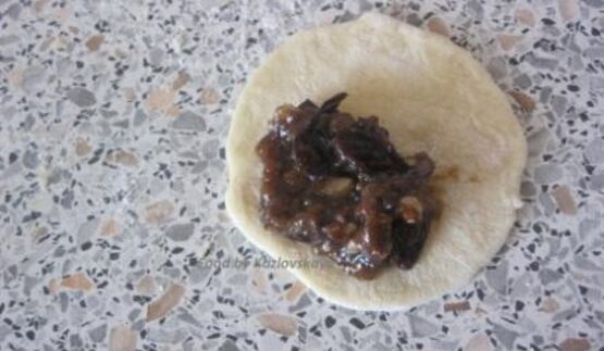 вареники с черносливом, грецкими орехами и медом