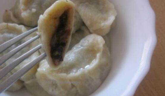 вареники с черносливом, грецкими орехами и медом