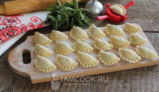 вареники с крапивой, творогом и сыром