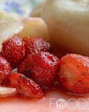 Вареники с замороженной клубникой