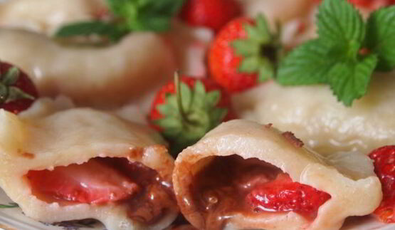 заварные вареники с клубникой и шоколадом