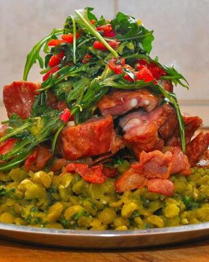 Жаркое из копченой свинины с горохом