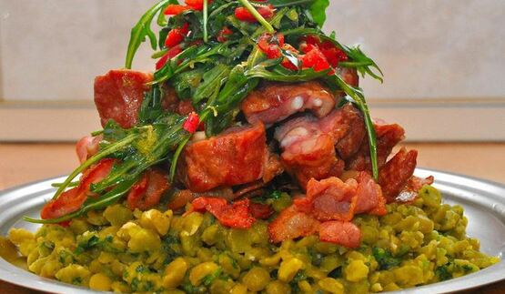 жаркое из копченой свинины с горохом