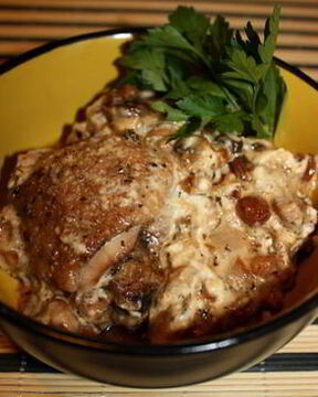 Жаркое из курицы с изюмом в горшочках