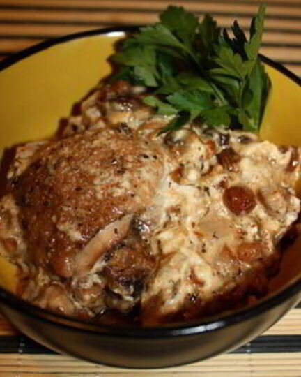 Рецепт жаркого из курицы с изюмом в горшочках