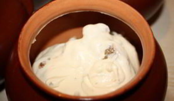 жаркое из курицы с изюмом в горшочках