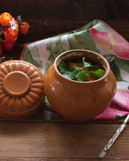 Рецепт жаркого из курицы в горшочке