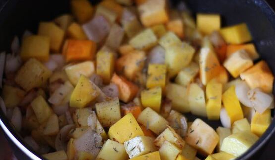 жаркое из тыквы и курицы под нежной слоеной шапочкой