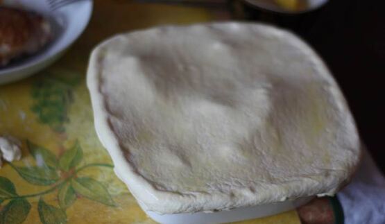 жаркое из тыквы и курицы под нежной слоеной шапочкой