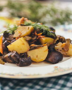 Жаркое с картошкой, грибами и маринованными огурчиками