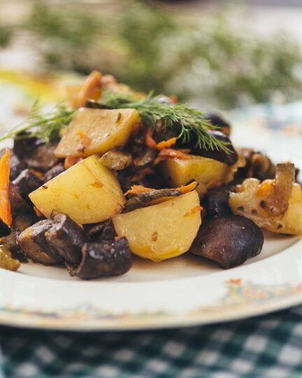 Рецепт жаркого с картошкой, грибами и маринованными огурчиками
