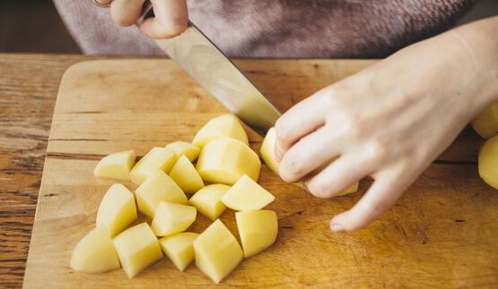 жаркое с картошкой, грибами и маринованными огурчиками