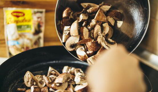 жаркое с картошкой, грибами и маринованными огурчиками