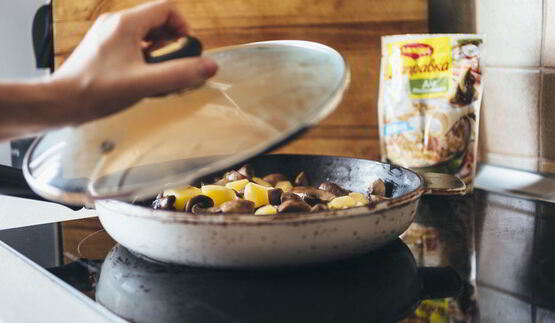 жаркое с картошкой, грибами и маринованными огурчиками