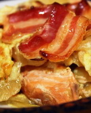 Жаркое с семгой и беконом в горшочке