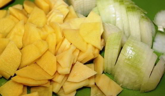 жаркое с семгой и беконом в горшочке