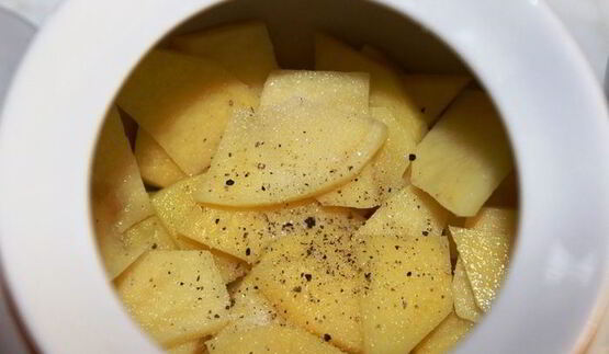 жаркое с семгой и беконом в горшочке