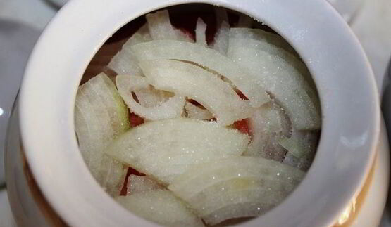 жаркое с семгой и беконом в горшочке