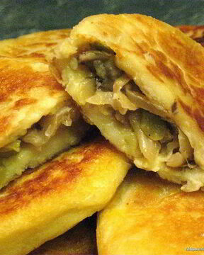 Картофельные зразы с капустой, грибами и солеными огурцами