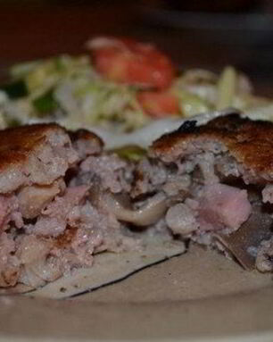 Мясные зразы с начинкой из ветчины и грибов