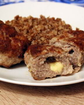 Мясные зразы с сыром и сливочным маслом