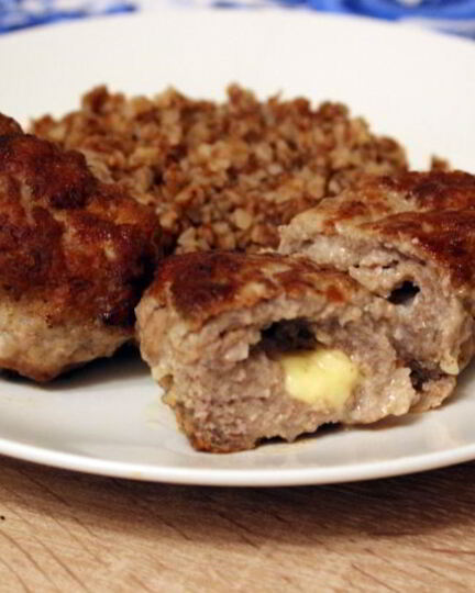 Рецепт мясных зраз с сыром и сливочным маслом