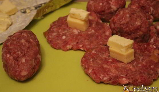 мясные зразы с сыром и сливочным маслом
