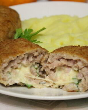 Мясные зразы с сыром, яйцом и зеленью