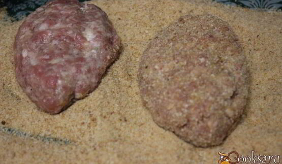 мясные зразы с сыром, яйцом и зеленью