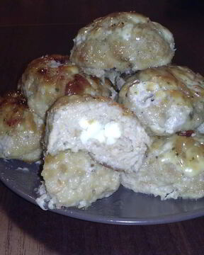 Мясные зразы с яйцом и пряным соусом