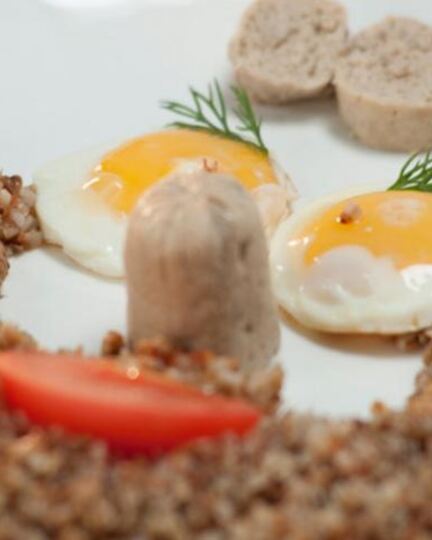 Рецепт домашних сосисок и гречневой каши с помидорами