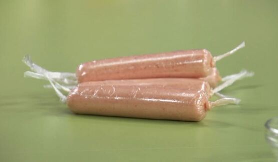 домашние сосиски и гречневая каша с помидорами