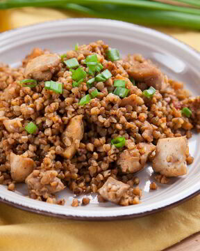 Гречка по-купечески с курицей и зеленым луком