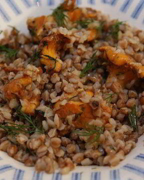 Гречка с грибами, луком и укропом