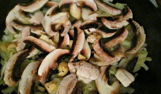 гречка с курицей под сметанно-грибным соусом