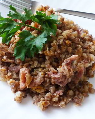Гречка с овощами и мясной тушенкой
