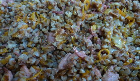 гречка с овощами и мясной тушенкой