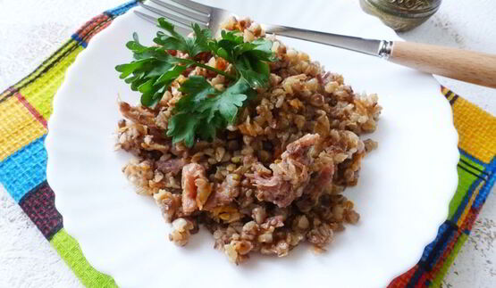 гречка с овощами и мясной тушенкой