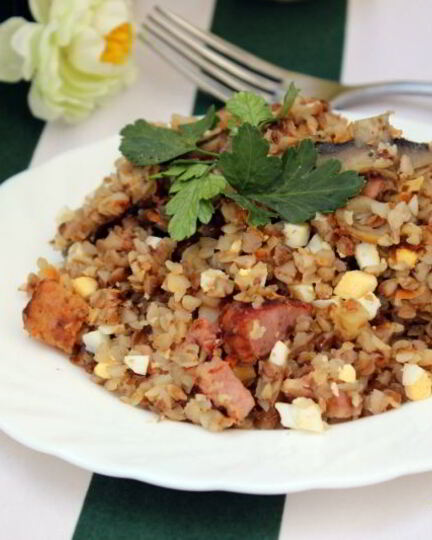 Рецепт гречки с шампиньонами, сырокопченой грудинкой и яйцом