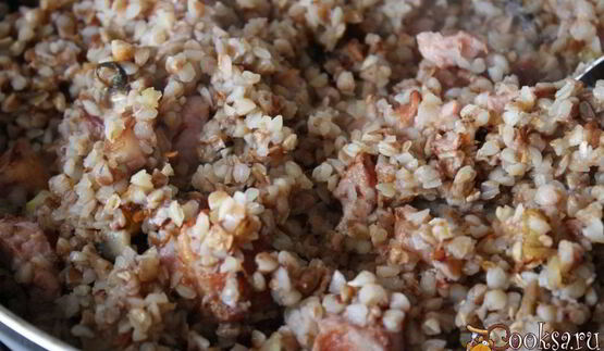 гречка с шампиньонами, сырокопченой грудинкой и яйцом