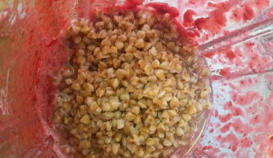 гречневая каша без варки с ягодным соусом